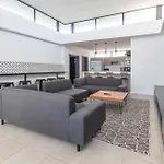 Metropole Private Room In Social Setting